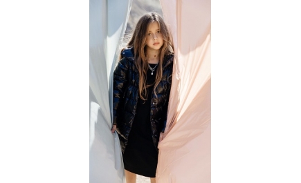 Демисезонное пальто для девочки С-723 из волшебной ткани с лаковым блеском